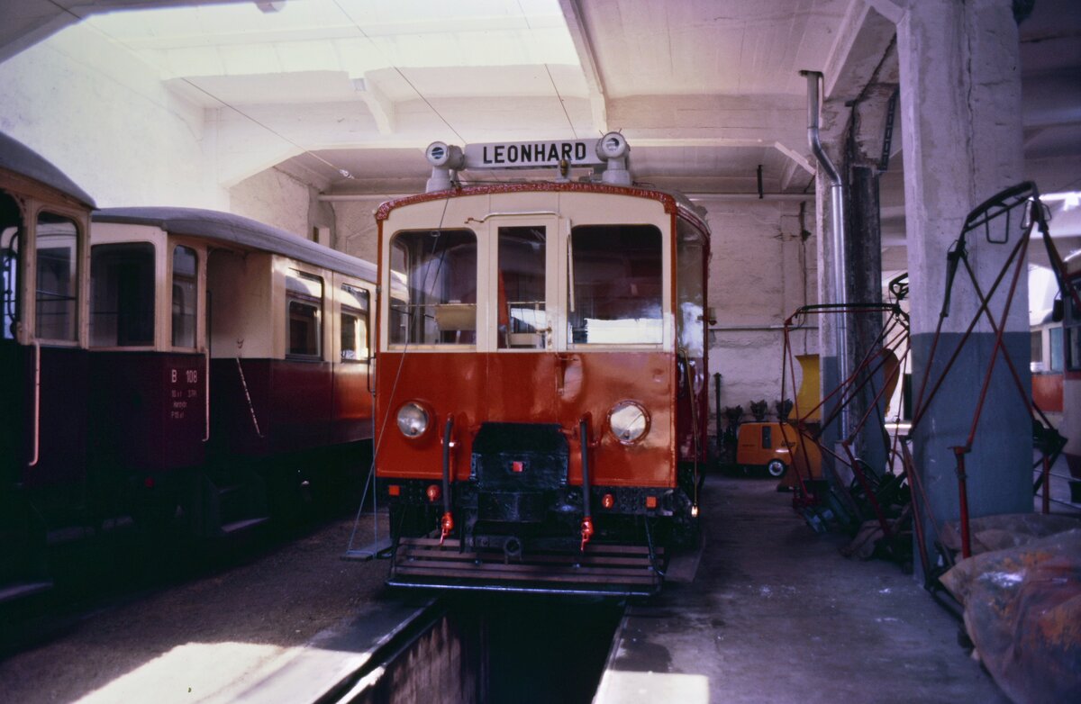 Diesen ET entdeckte ich im Depot der Salzburger Lokalbahn. Wer weiß etwas über ihn? 
Salzburg, 03.08.1984.