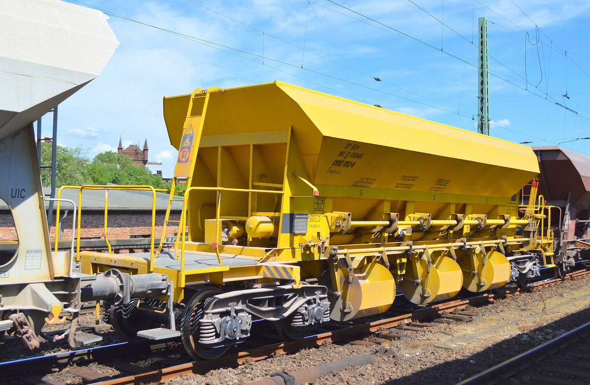 Diesen gelben Drehgestell-Schüttgutwagen mit dosierbarer Schwerkraftentladung vom Einsteller On Rail GmbH sehe ich das erste Mal, er befand sich in einem Schotterzug verschiedener Schüttgut-Wagentypen der Fa. BBL. Er trägt die Nr. 37 RIV 80 D-ORME 6992 052-8 Faccs-zz am 03.06.19 Magdeburg Neustadt.