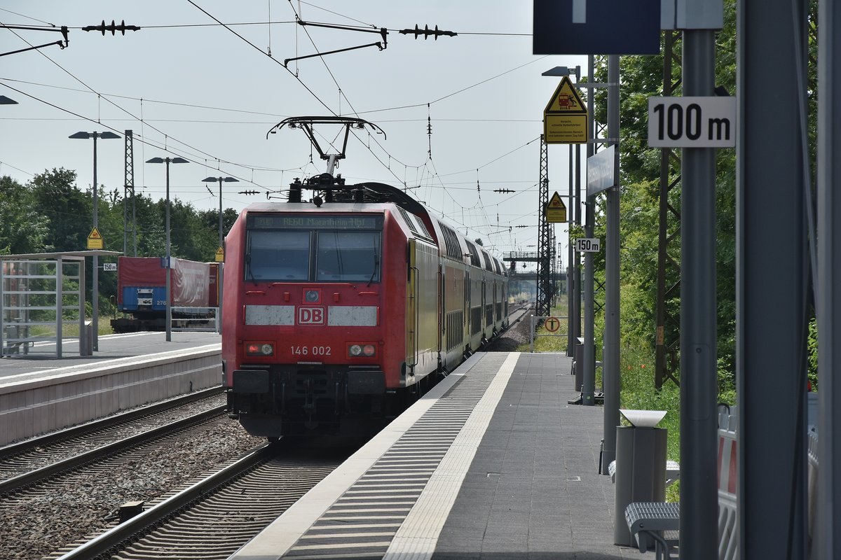 Diesen Nachschuß auf einen RE60 nach Mannheim konnte ich in Heddesheim/Hirschberg machen, am Zugschluß ist die 146 002 zusehen am Sonntag den 27.5.2018
