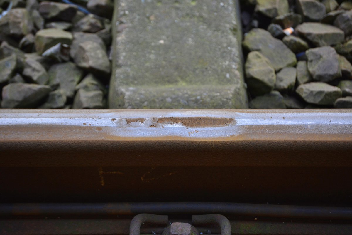 Diesen Schienenfehler der Kategorie F2 konnte ich in Dortmund Hbf finden. Beim Anfahren und Bremsen kann es zum Schleudern kommen wodurch solche Schleuderstellen entstehen. Hierbei handelt es sich um einen F2 Schienenfehler. Das bedeutet das die Schiene bald ausgebaut und ersetzt wird.

Dortmund 25.02.2017