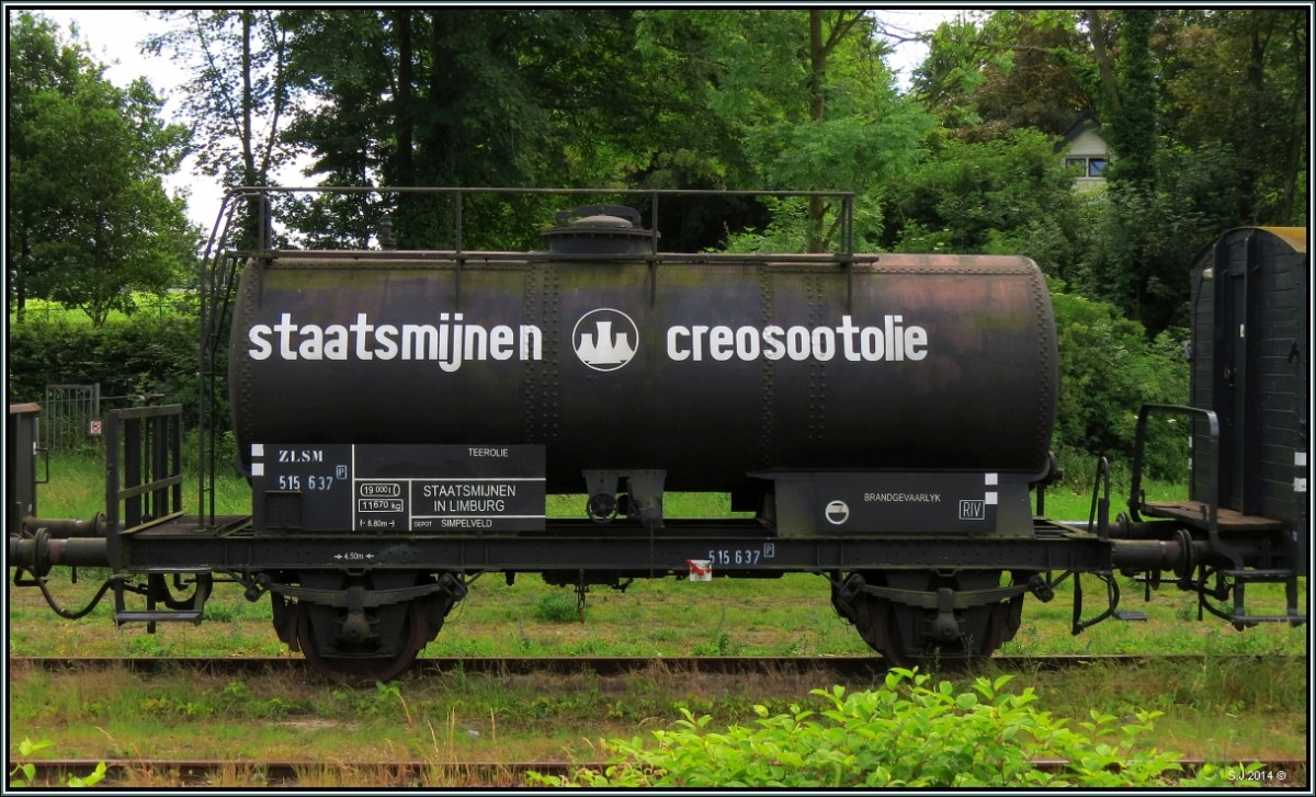 Diesen schönen alten Kesselwagen kann man bei der ZLSM in Simpelveld (NL) bewundern.
Bildlich festgehalten am 22.Juni 2014.