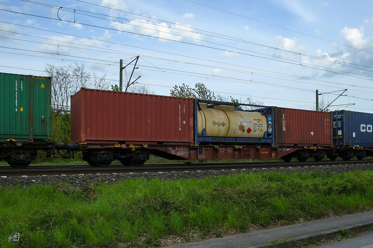 Diesen Sgnss-Containerwagen (37 80 4566 345-7) konnte ich Anfang Mai 2021 in Lintorf ablichten.