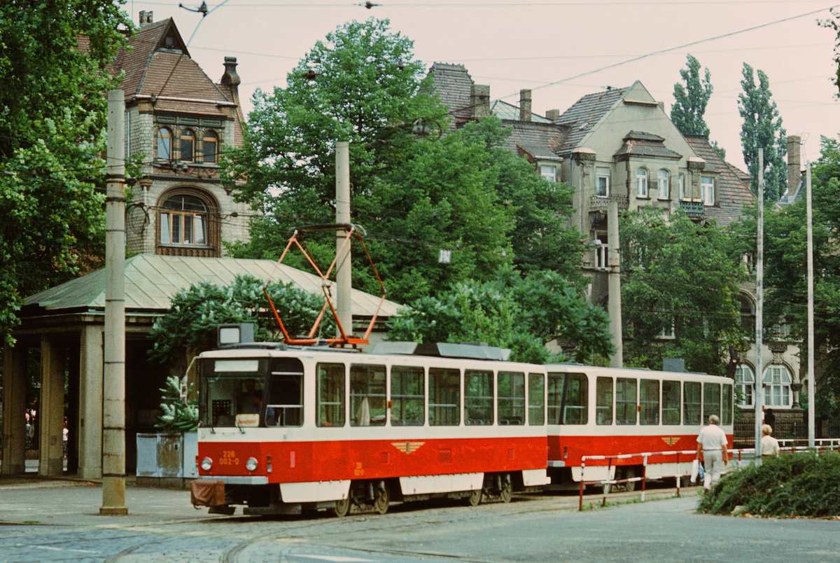 Diesen TATRA-Straßenbahnzug vom Typ T6A2 Nr.226 002 mit Beiwagen 276 xxx habe ich während der Erprobung in Dresden nur dieses einzige Mal vor die Linse bekommen. Hier, am Endpunkt in Plauen, Nöthitzer Straße, legt er im Mai 1986 gerade eine kurze Pause ein. Er ist in Dresden nicht im Linienverkehr eingesetzt worden. Nach der Karriere bei der Stadtrundfahrt wurde er 2000 abgestellt und 2002 verschrottet.