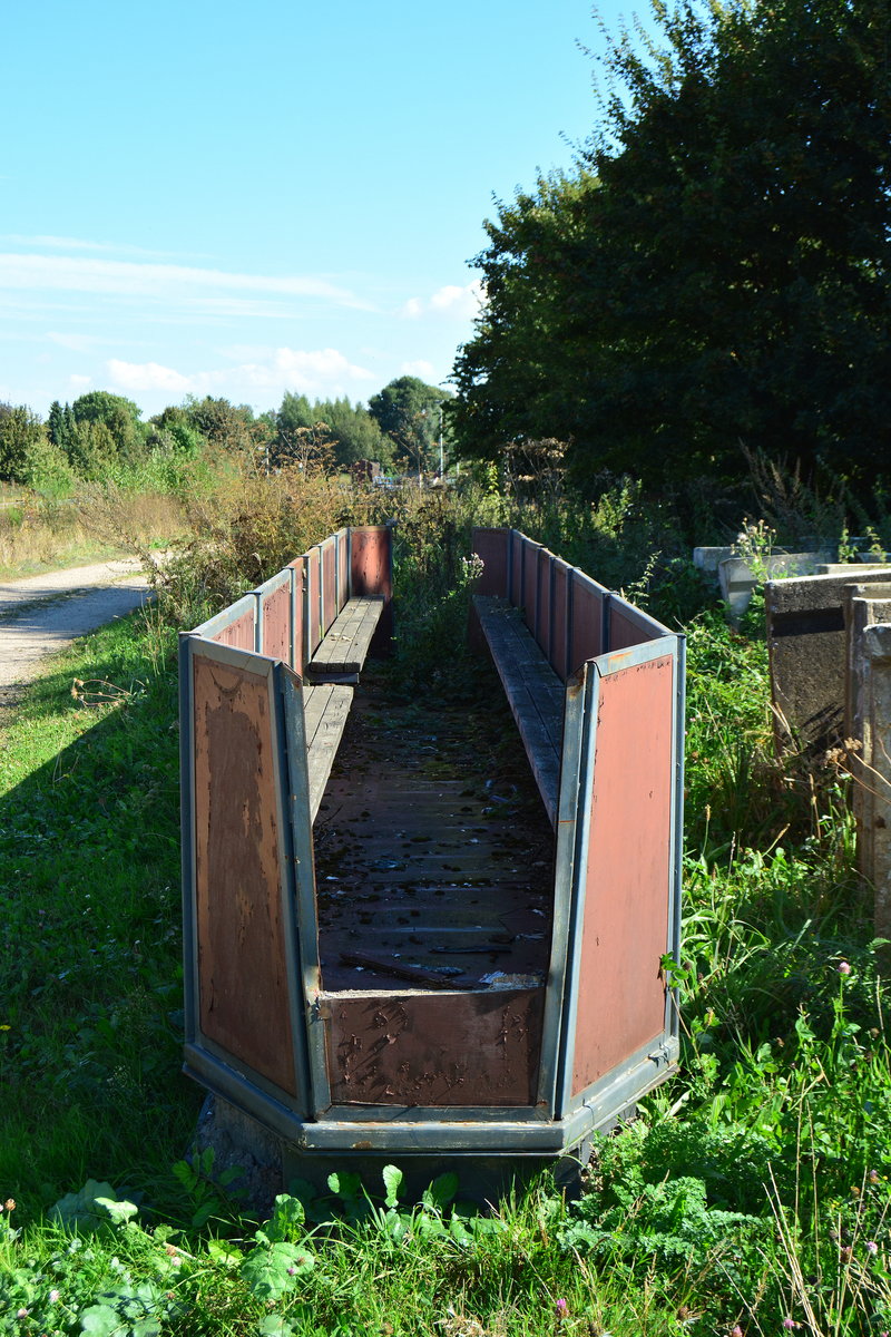 Diesen Wagen mit der Aufschrift TAFELRONDE 171 KERKRADE stand Simpelveld außerhalb der Gleisen abgestellt.

Simpelveld 25.09.2016