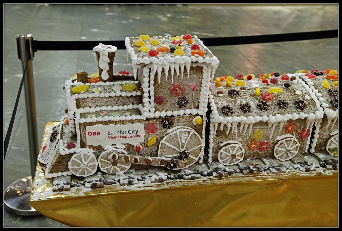 Diesen Zug aus Lebkuchen findet man in der Bahnhof-City am Wiener Hauptbahnhof. Gesehen und fotogrfiert am 13.12.2018.