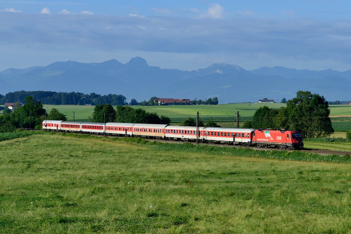 Diesen Zug wird es ab Fahrplanwechsel nicht mehr geben: Nachdem DB Nachtzug sein Geschäft aufgibt, wird auch CNL 484  Lupus  von Roma Termini nach München HBF dem Rotstift zum Opfer fallen. Am Morgen des 05. Juli 2016 konnte der Zug noch bei Haus dokumentiert werden. Es führte Flaggen-Lok 1216.016. Erfreulicherweise plant die ÖBB das Nachtzug-Geschäft zu übernehmen und es soll auch wieder eine Verbindung nach Rom geben. Allerdings wird diese zu einer anderen Fahrplanlage über die Tauernbahn verkehren.