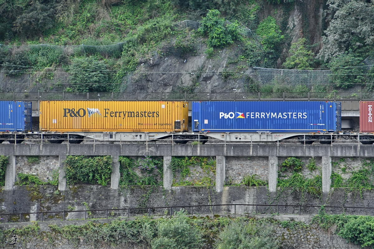 Dieser 6-achsige Sggmrss-Gelenk-Containertragwagen (33 85 4961 125-3) war im August 2021 bei Remagen zu sehen.