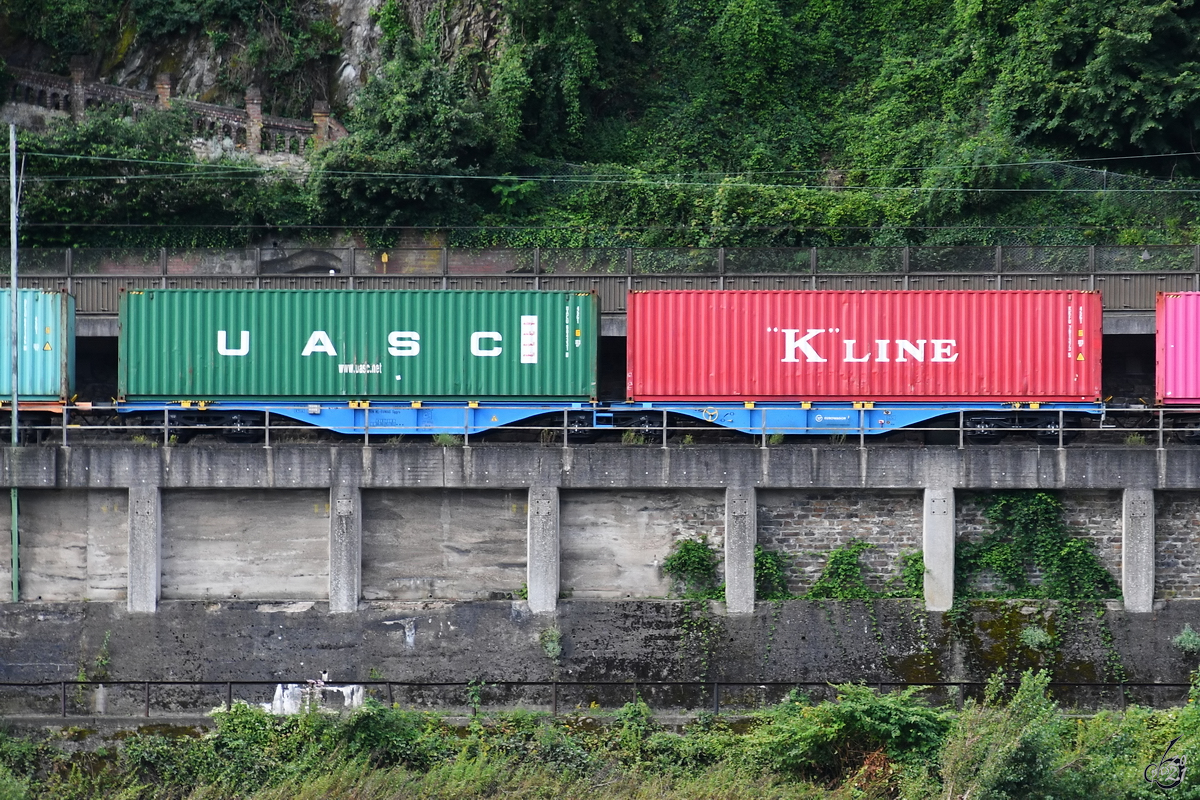 Dieser 6-achsige Sggrs-Gelenk-Containertragwagen war im August 2021 bei Remagen zu sehen.