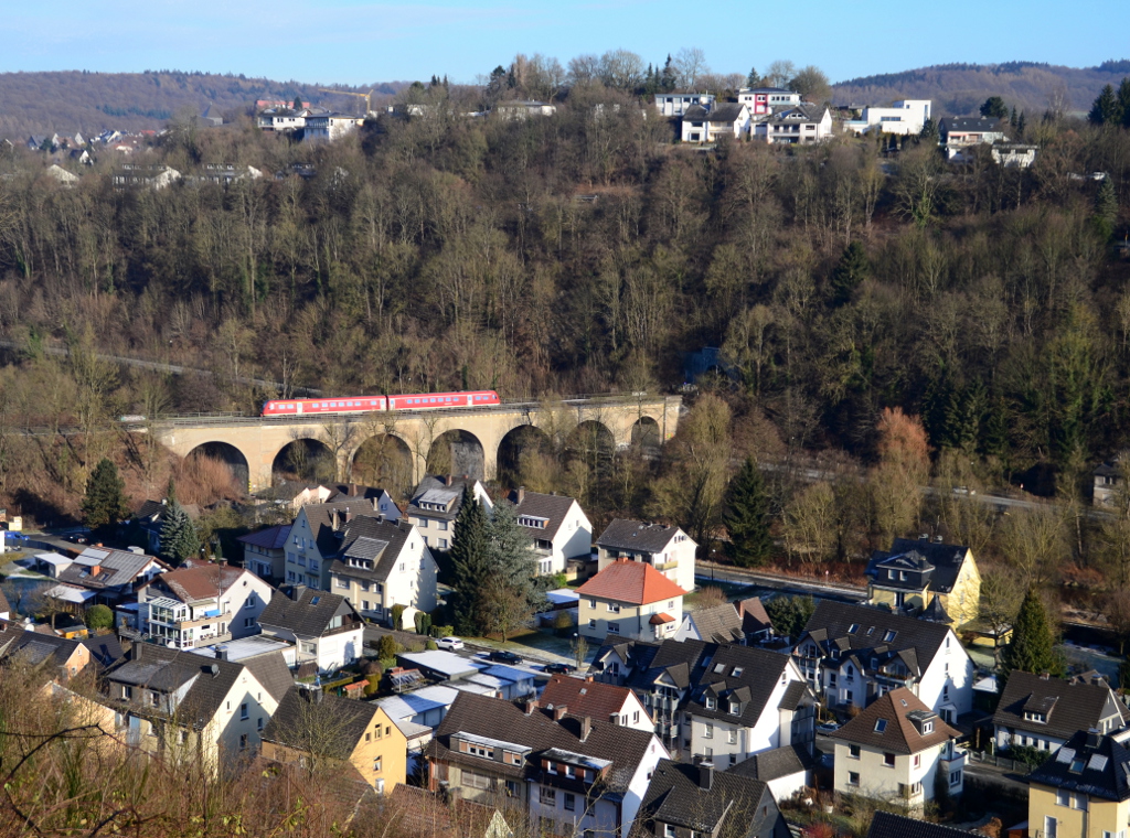 Dieser 612 überquert am 06.01.2017 als RE 10716 Kassel-Wilhelmshöhe - Hagen Hbf, das Ruhrtalviadukt in Arnsberg