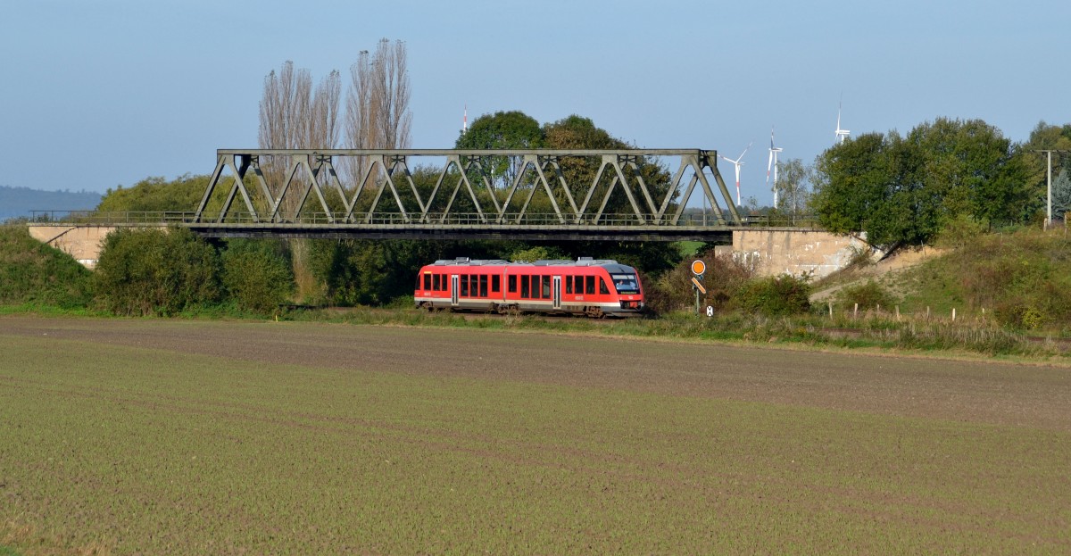 Dieser 648 passiert am 28.09.2014 gerade die Kastenbrücke bei Salzgitter-Bad. Über die Brücke führt einstmals eine Bahnstrecke zu einem der vielen Bergwerke.