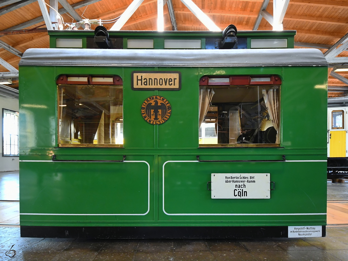 Dieser Abschnitt mit zwei Abteilen eines 1920 gebauten Schnellzugwagens war Anfang August 2020 in der Lokwelt Freilassing zu sehen. Ein Blick durch die Fenster lässt die Holz- (3.) und Polsterklasse (2.) erkennen.