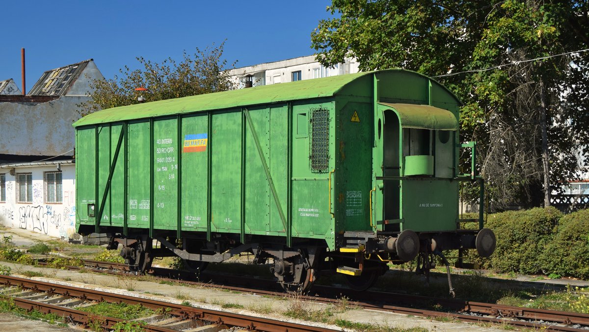 Dieser alte, gedeckte Gterwagen stand am 15.09.2017 im Bahnhof Fagaras.