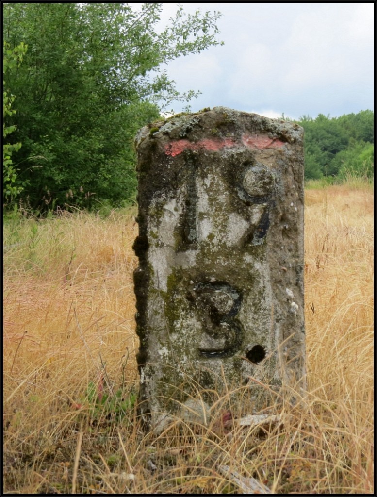 Dieser alte Kilometerstein stand als Motiv am 23.Juni 2015 zur Auswahl. Zu finden ist er am Bahnhof von Raeren an der ehemaligen Vennbahn in Belgien. Das Gelände dort ist frei zugänglich.