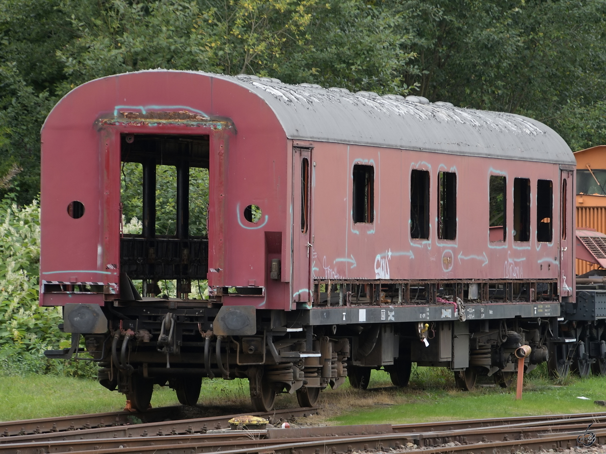 Dieser alte Personenwagen wird augenscheinlich restauriert. (Sächsisches Eisenbahnmuseums Chemnitz-Hilbersdorf, September 2020)
