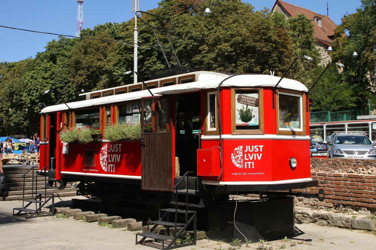 Dieser alte Wagen dient als Café und Souvenir Laden im Zentrums von Lviv. Foto vom 19.08.2015