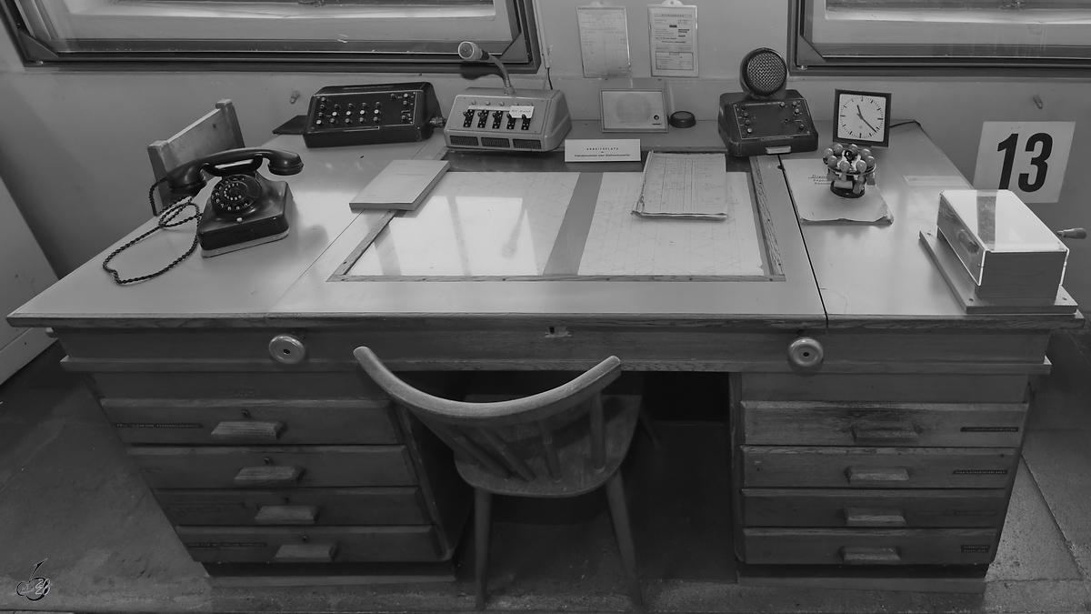 Dieser Arbeitsplatz eines Fahrdienstleiters / Stellwerkswärters war Anfang August 2020 in der Lokwelt Freilassing zu sehen.