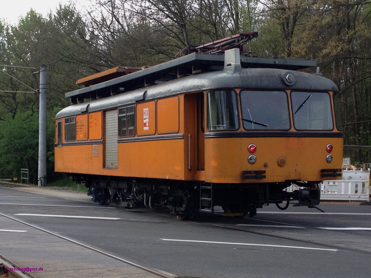 Dieser Arbeitstriebwagen ist eine Rarität:
VT 1 der HGK (Häfen und Güterverkehr Köln AG). 
Von den in der HGK aufgegangenen Köln-Bonner-Eisenbahnen (KBE) wurde ein ehemalige Schienenbus der Baureihe VT95 (DB-795 398, 1954 von MAN gebaut) gekauft und zum Arbeitstriebwagen umgebaut.   
Der Wagenkasten wurde höhergelegt, damit das Fahrzeug auch die Hochbahnsteige der Stadtbahnstrecken problemlos passieren kann. Daher hat der Schienenbus seither ein etwas hochbeiniges Aussehen.

2014-04-10  Köln Dürener Str./Militärring