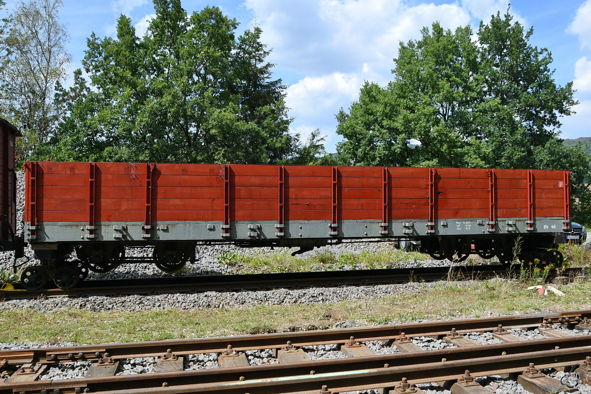 Dieser auf Rollböcken abgestellte offene Güterwagen war Ende Juli 2022 in Hüinghausen zu sehen.