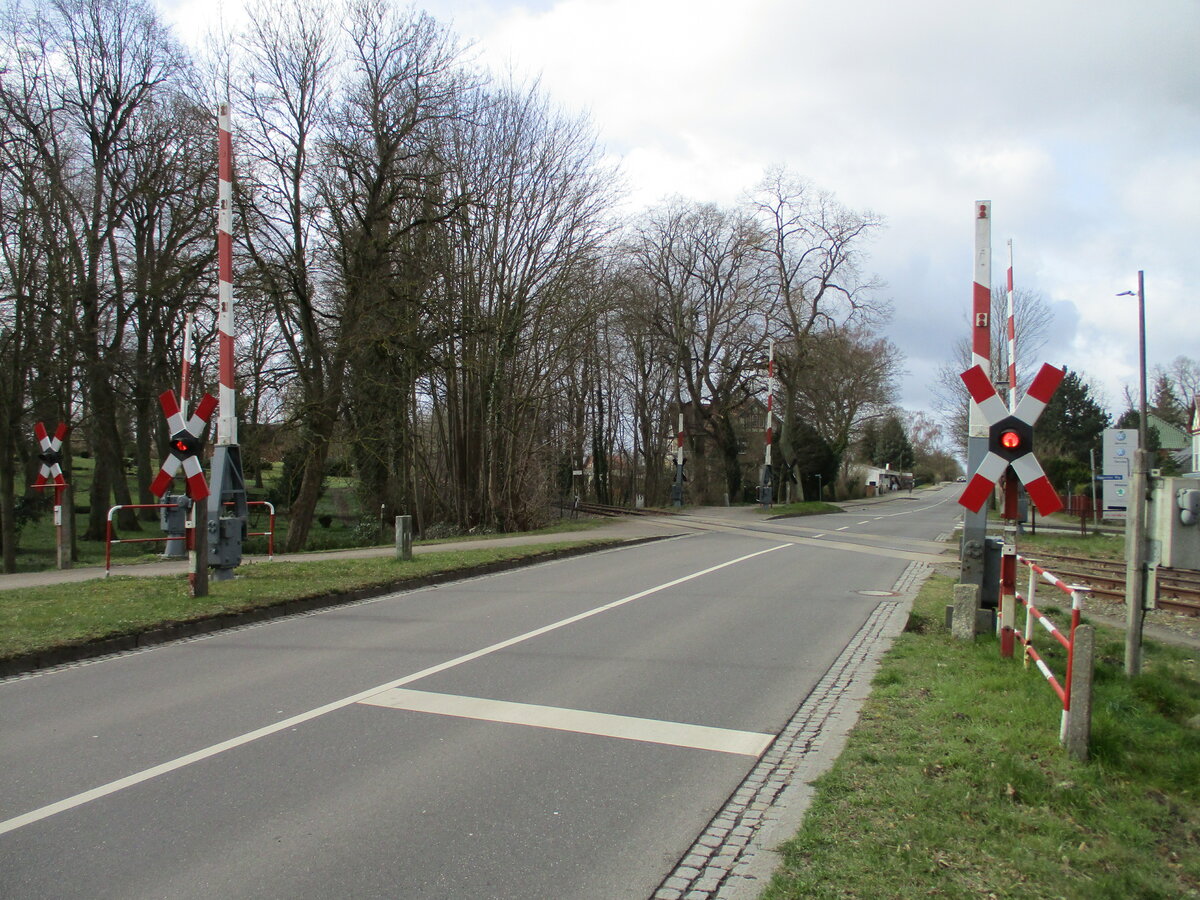 Dieser Bahnübergang befindet sich am Bahnhof Plau am See.Aufgenommen am 05.April 2022.