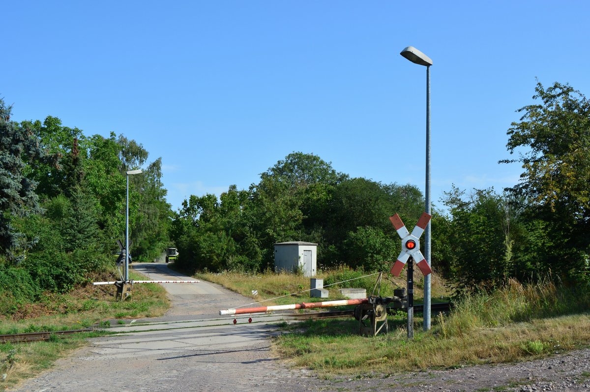 Dieser Bahnübergang ist eine echte Rarität. Dieser Bahnübergang hat noch mechanische Halbschranken und wird von Blumenberg ferngesteuert. Mit der Streckenertüchtigung auf 120km/h und dem Umbau des Bahnhofs Blumenberg auf ESTW wird dieser Bahnübergang auch durch eine moderne Anlage ersetzt.

Bottmersleben 25.07.2019