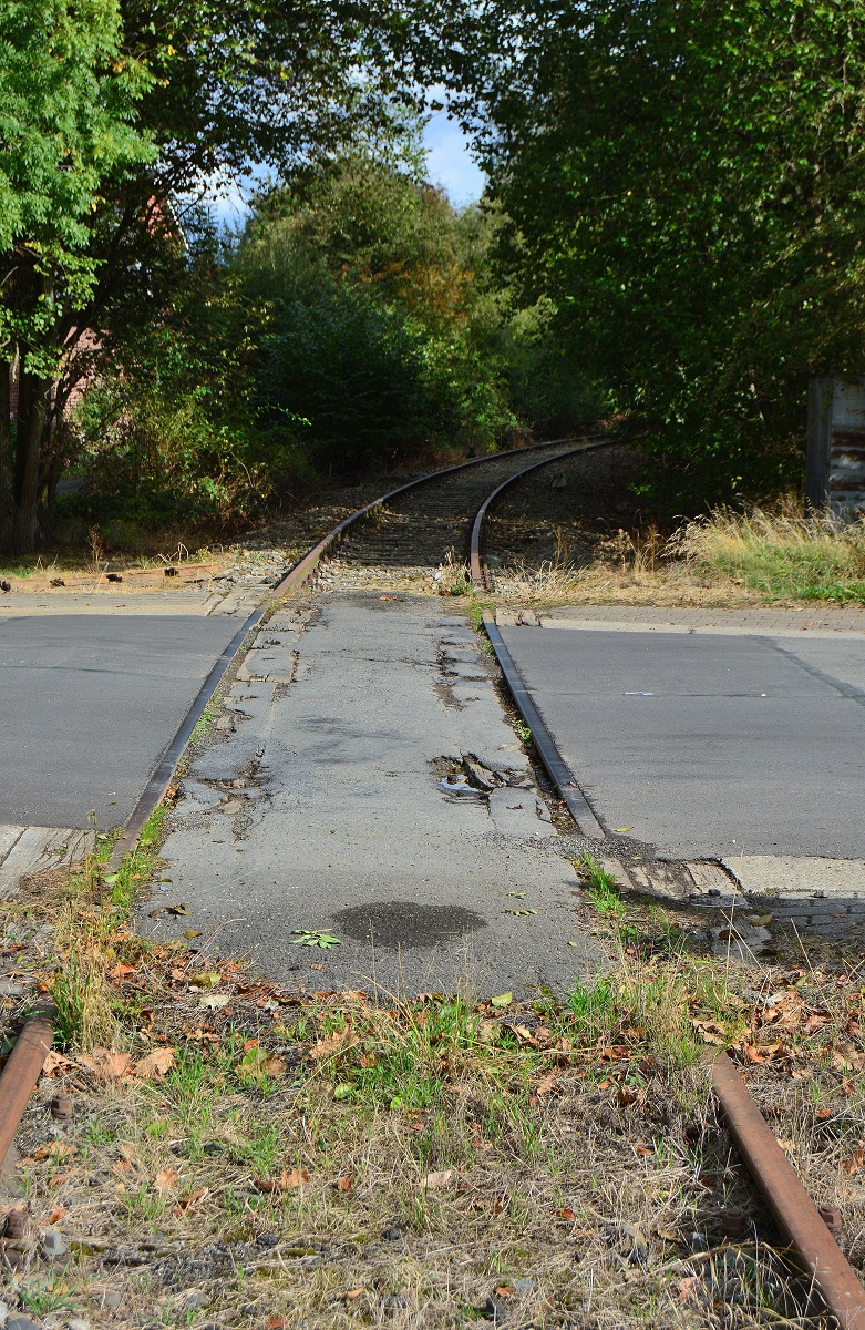 Dieser Bahnübergang hatte schon bessere Zeiten gesehen. Erst wurden Holzschwellen für den Zwischenraum an den Gleisen verwendet anschließend Asphalt, dieser bröckelt jedoch schon.

Raeren 08.10.2016