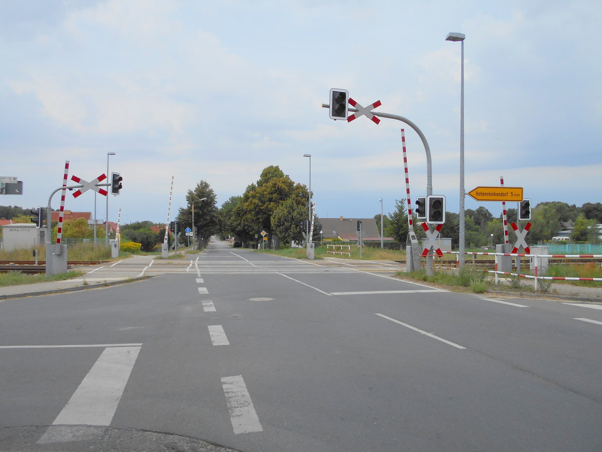 Dieser Bahnübergang liegt am Bahnhof Tantow und überquert die Bahnstrecke Angermünde-Szczecin.Aufnahme vom 04.August 2018.