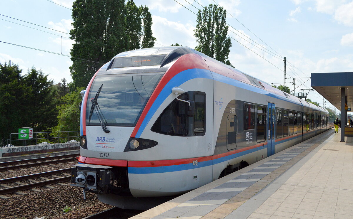 Dieser Bayerische Regiobahn FLIRT Typ BR. 0 427  ET 131  hielt am 11.05.22 kurz Bf. Berlin -Jungfernheide um einen Mitarbeiter am Bahnsteig aussteigen zu lassen. Möglicherweise ein Testfahrt von Stadler nach Umbauten am Fahrzeug.