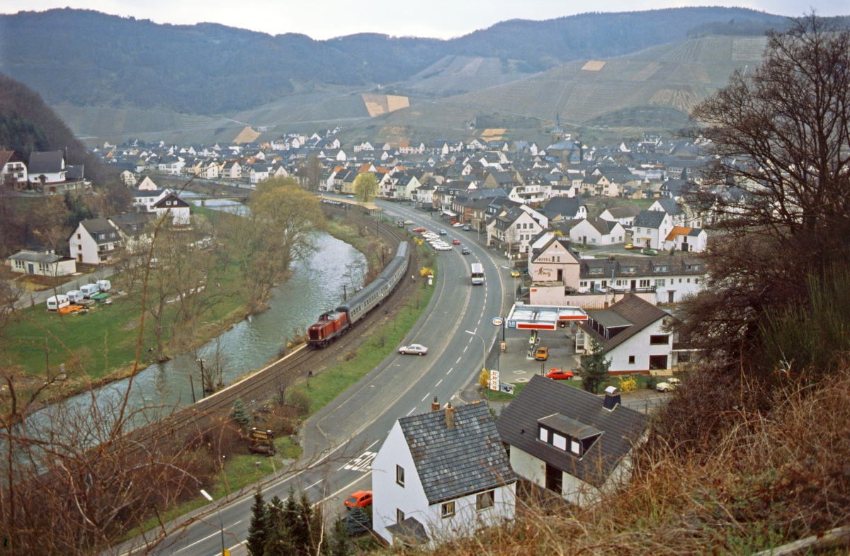 Dieser Blick war in den letzten Wochen hufiger in den Medien zu sehen. Am 1.4.1988 ist 213 332 im unversehrten Dernau in Richtung Remagen unterwegs. Man beachte auch die zweistelligen Benzinpreise (in DM !) an der Tankstelle !