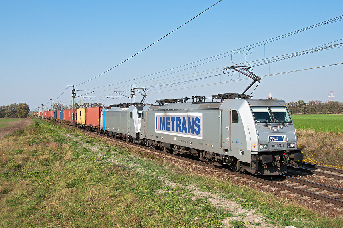 Dieser Containerganzzug mit Metrans 386 006 an der Spitze konnte am 13.10.2018 zwischen Himberg und Gramatneusiedl fotografisch festgehalten werden.