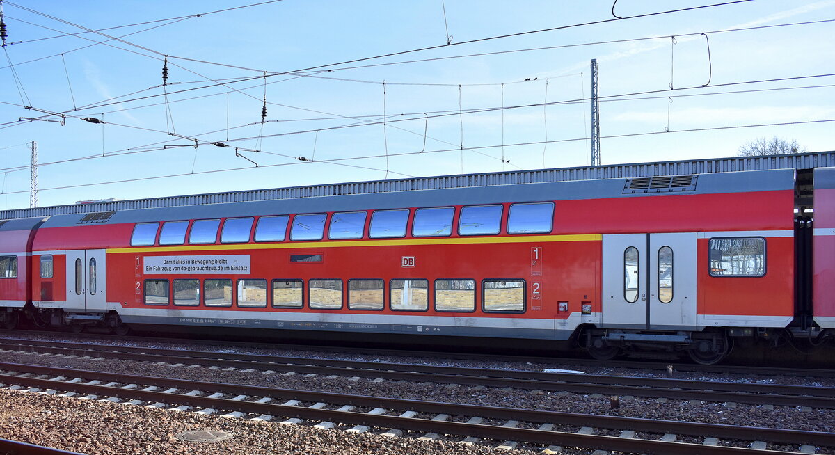 Dieser DB Regional-Doppelstockwagen 1./2. Klasse der DB AG (DB Gebrauchtzug) mit der NR.  D-DB 50 08 36-81 064-8 DABpza 786  der Generation EP V ist im Moment für die DB Regio AG - Region Nordost im RB 32 im Einsatz, 09.02.23 Bahnhof Flughafen BER Terminal 5. 