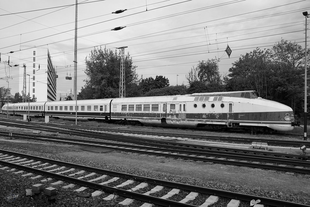 Dieser dieselhydraulische Schnelltriebzug 175 016-5 ist in Berlin-Lichtenberg abgestellt. (April 2018)