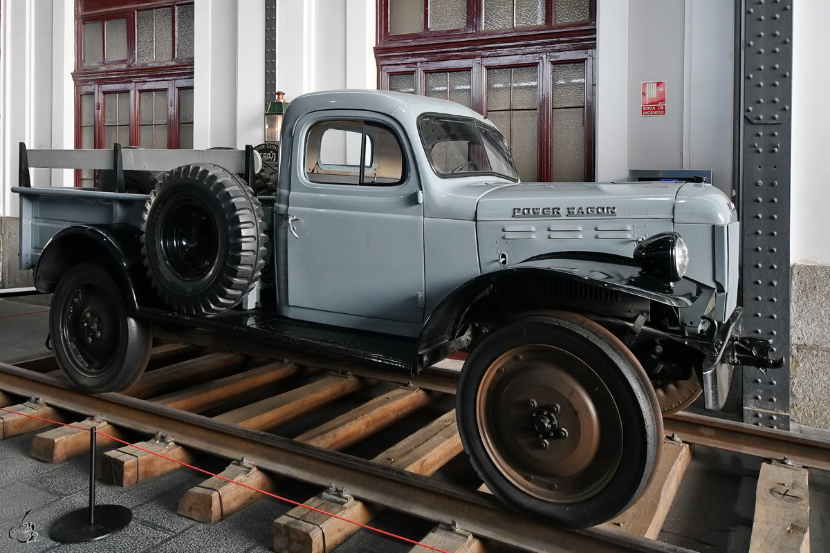 Dieser Dodge WM300 Power Wagon wurde in den Jahren 1957/1958 in Frankreich bei Desquenne et Giral zu einem Eisenbahnfahrzeug umfunktioniert. (Eisenbahnmuseum Madrid, November 2022)