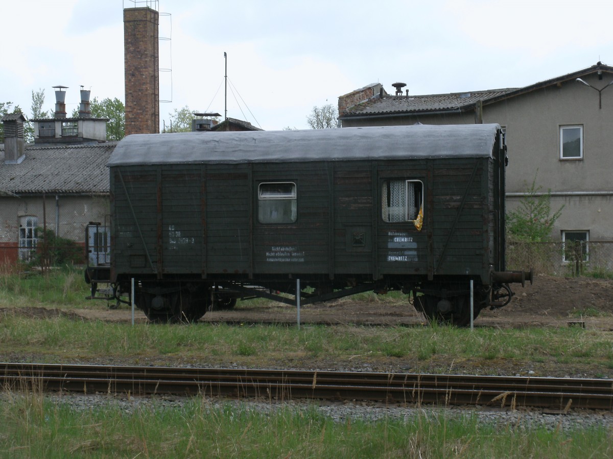 Dieser ehmalige Chemnitzer Bauwohnwagen hat auf der ehmaligen Lauterbacher Ladestrae eine neue Heimat gefunden.Aufnahme vom 12.Mai 2013.