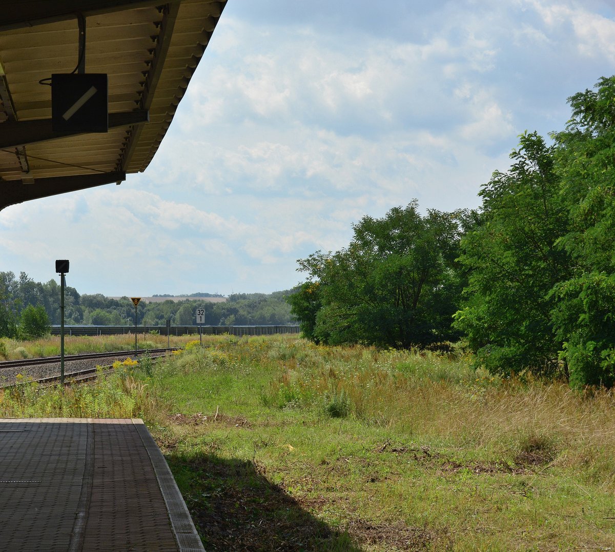 Dieser Fahrtanzeiger wird in Güsten niemals mehr Fahrt anzeigen denn sein Gleis ist schon lange abgebaut.

Güsten 02.08.2017