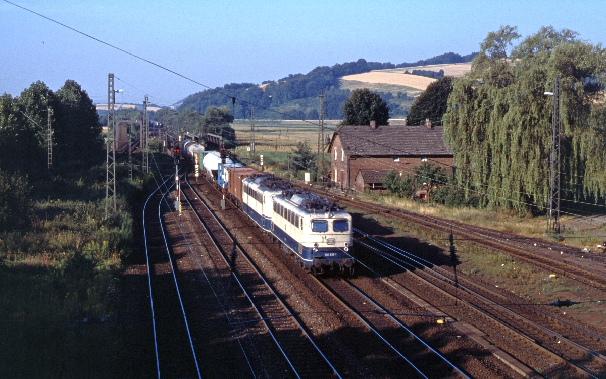 Dieser Fotostandort  funktioniert  heute auch noch, allerdings sind Gleise und Bäume weniger geworden. 140 335 mit 151 als Wagenlok im Mai 1988 in Blankenheim Bbf bei Bebra.