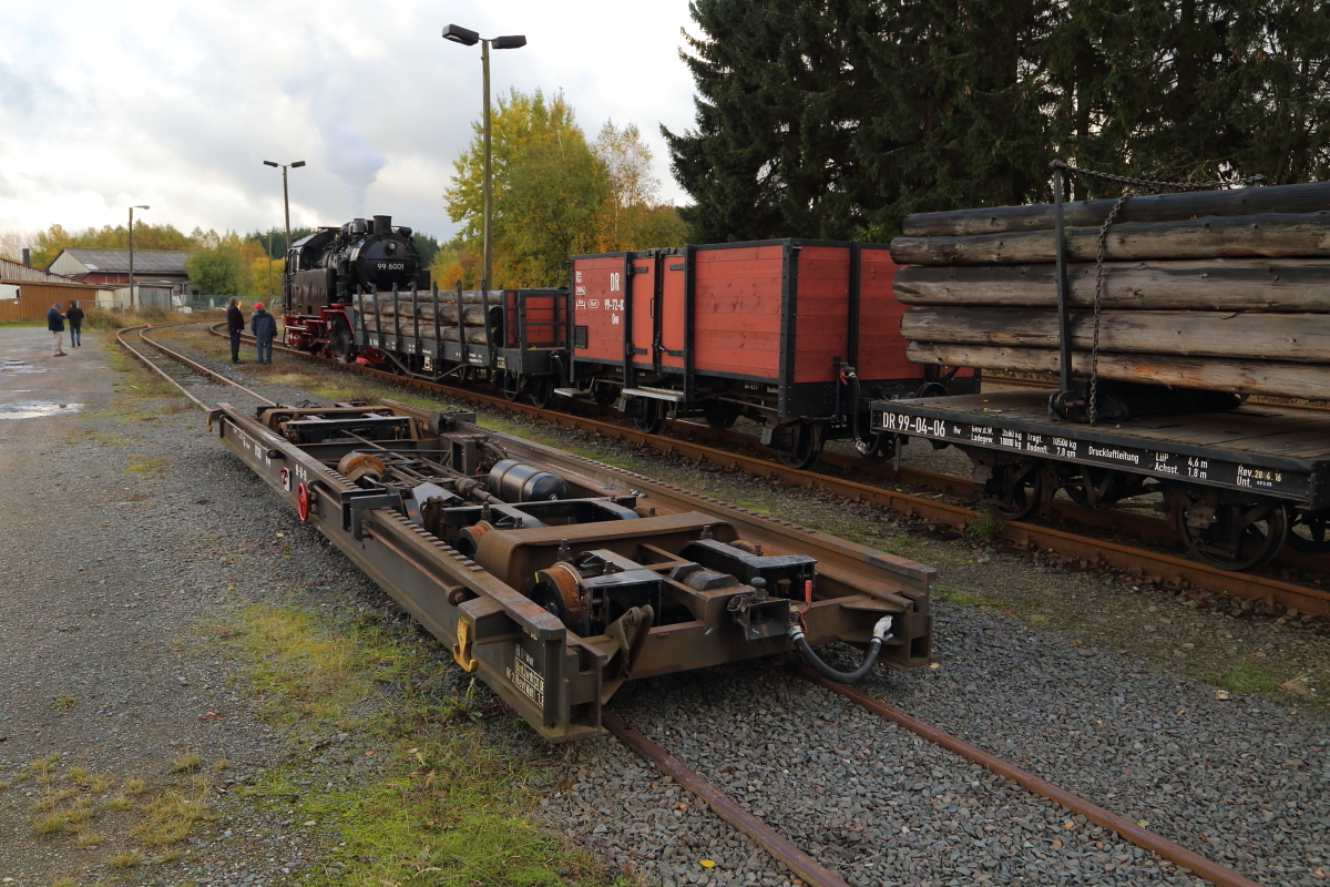 Dieser funktionstüchtige Rollwagen, den ich im Rahmen einer Sonderzugveranstaltung der IG HSB am 23.10.2016 im Bahnhof Stiege festhalten konnte, zeugt davon, daß es bei den HSB einst regen Güterverkehr gab. Heute ist dieser komplett eingestellt, mal abgesehen von einigen Gelegenheitstransporten. Auch die hinten stehenden Güterwagen, welche von 99 6001 gleich zurück nach Gernrode gebracht werden, sind zwar einsatzbereit, dienen aber ausschließlich nur noch Fotofahrten. Vorn an der Lok verabschieden sich derweil unser Reiseleiter Winfried Schwarzbach und unser Zugführer  vom Lokpersonal, denn unser Personenzug wird mit 99 5901 allein weiter nach Hasselfelde hinaufdampfen.
