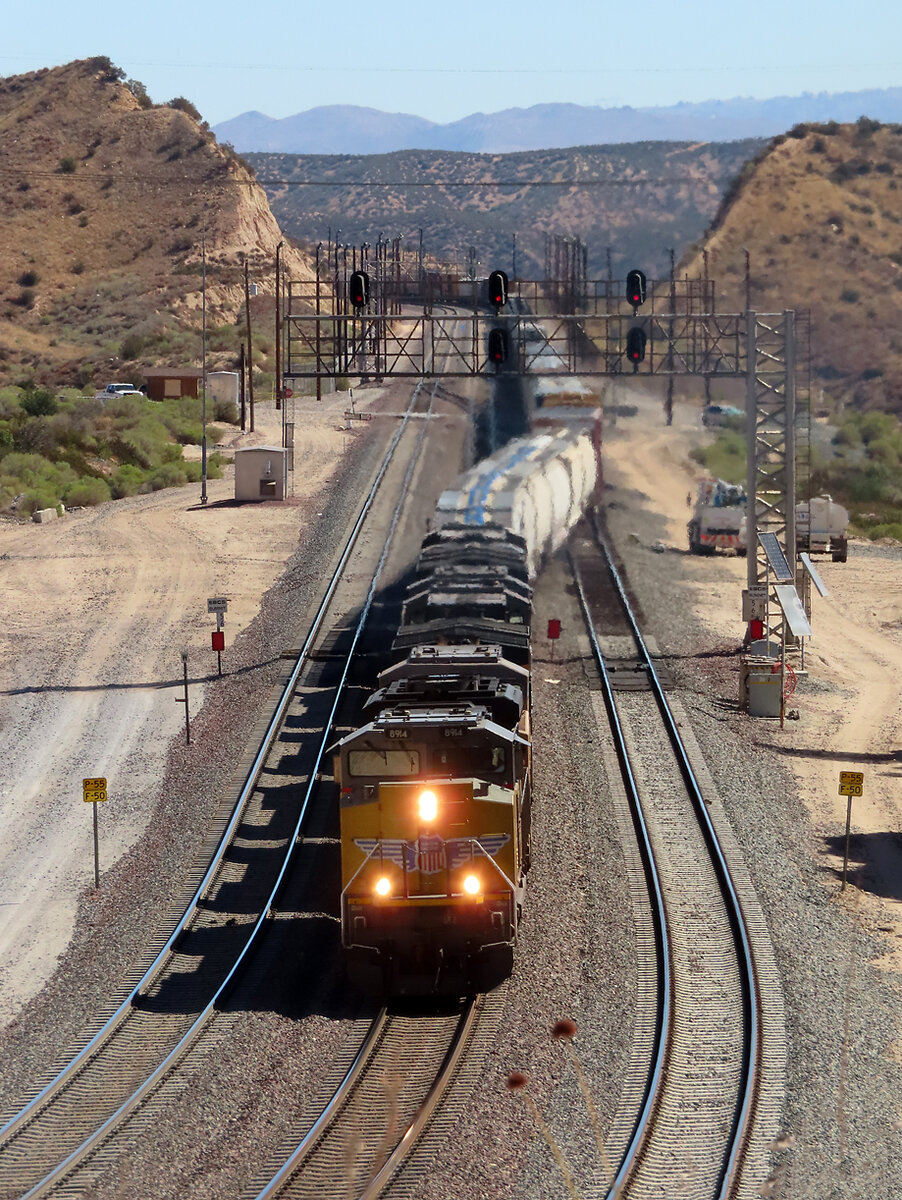 Dieser gemischte UP-Güterzug wechselt auf der Passhöhe vom einen BNSF-Gleis auf das andere BNSF-Gleis. Cajon Pass, CA, 23.9.2022
