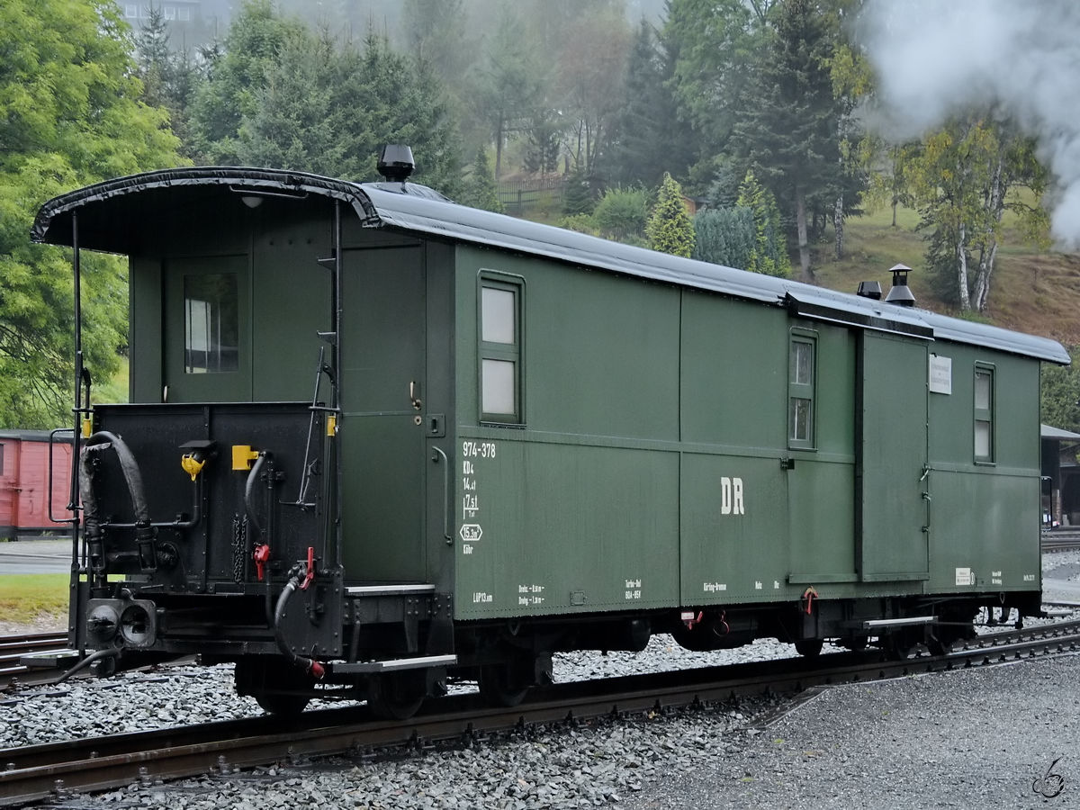 Dieser Gepäckwagen mit Dienstabteil KD4 (974-378) war Ende September 2020 in Jöhstadt zu sehen.