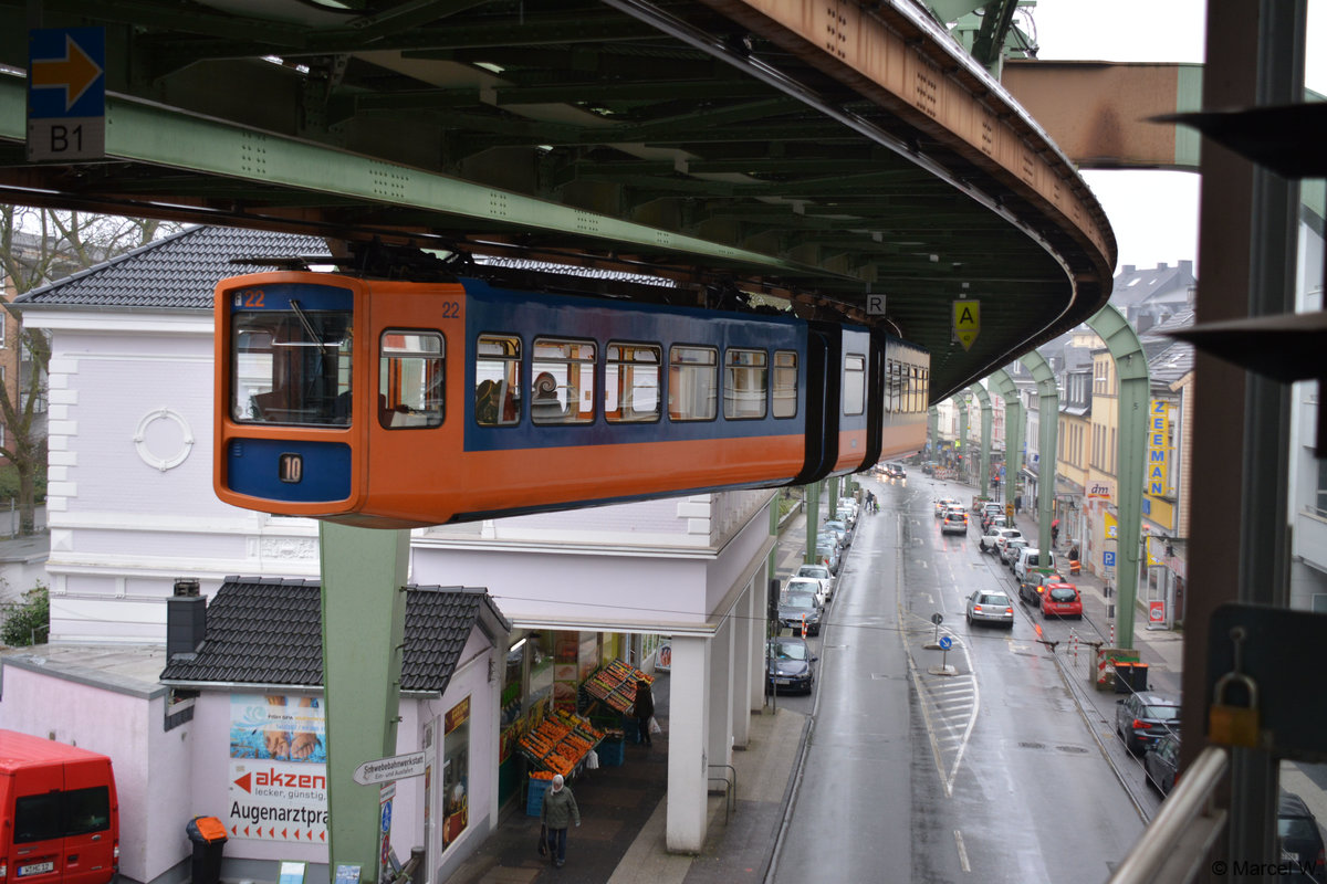 Dieser GTW 72 (Nr. 22) erreicht am 10.02.2018 die Endhaltestelle Vohwinkel.