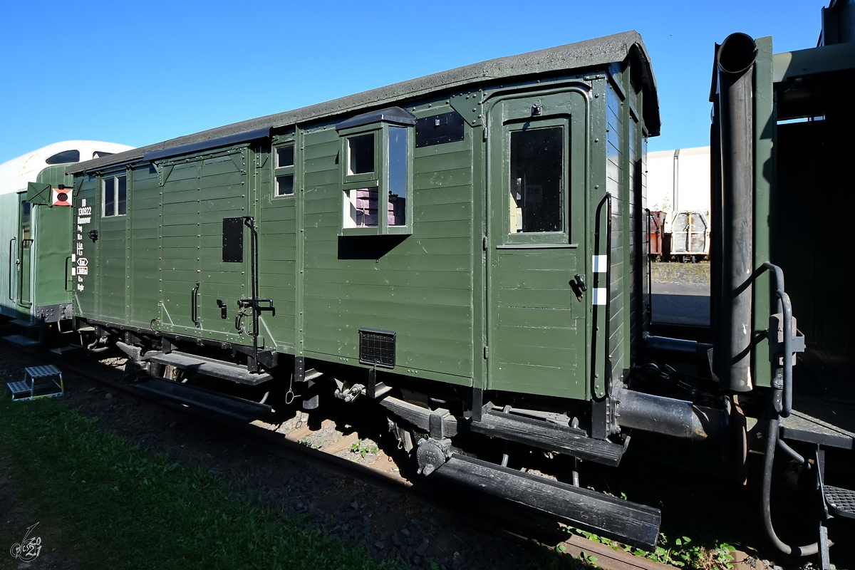 Dieser Güterzugpackwagen PWG 130 922 Hannover war im Außenbereich des Eisenbahnmuseums in Koblenz zu sehen. (September 2021)