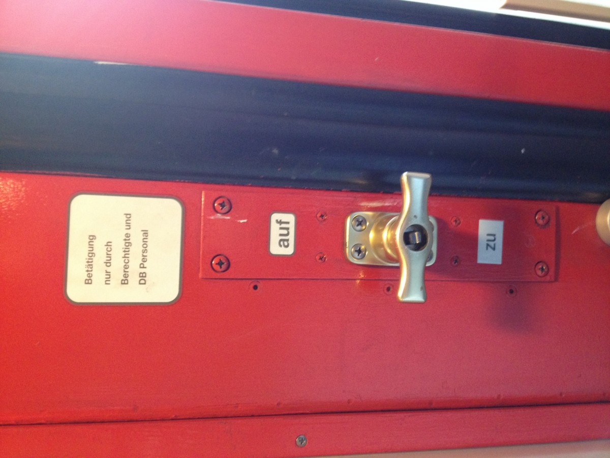 Dieser Hahn mit unbekannter Funktion war am 29.10.13 in einem umgebautem IC Bistro zu sehen.