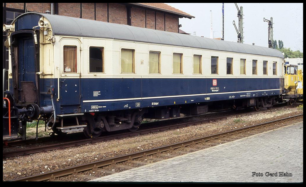 Dieser Hecht hat es sogar bis zur blau - beigen Lackierung geschafft. Es handelt sich um den Werbewagen 608099-11092-6 der BD Stuttgart. Am 26.6.1993 gehörte er mit zu den ausgestellten Fahrzeugen beim Bahnhofsfest in  Sinsheim.