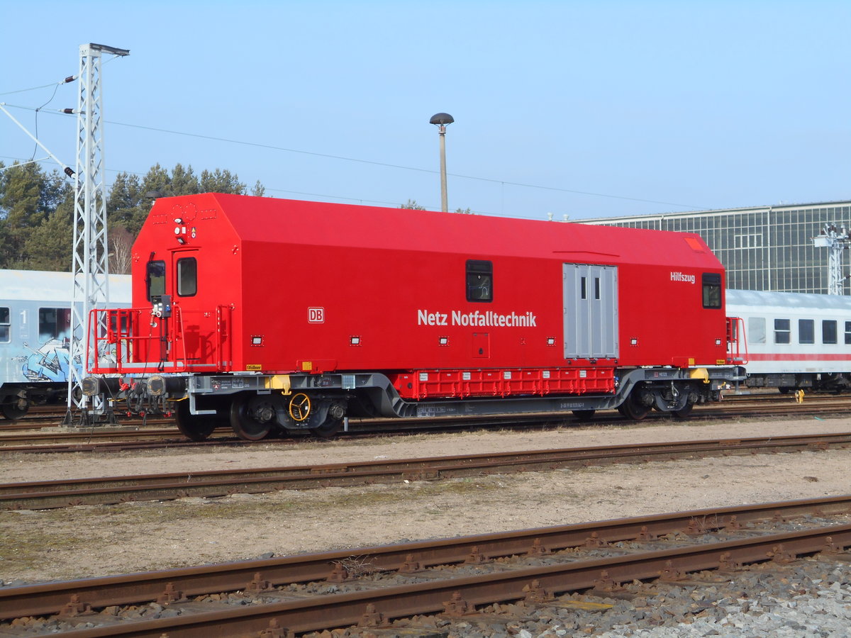 Dieser Hilfszugwagen stand,am 17.Februar 2019,im Netinerawerk Neustrelitz und wurde durch den Zaun fotografiert.