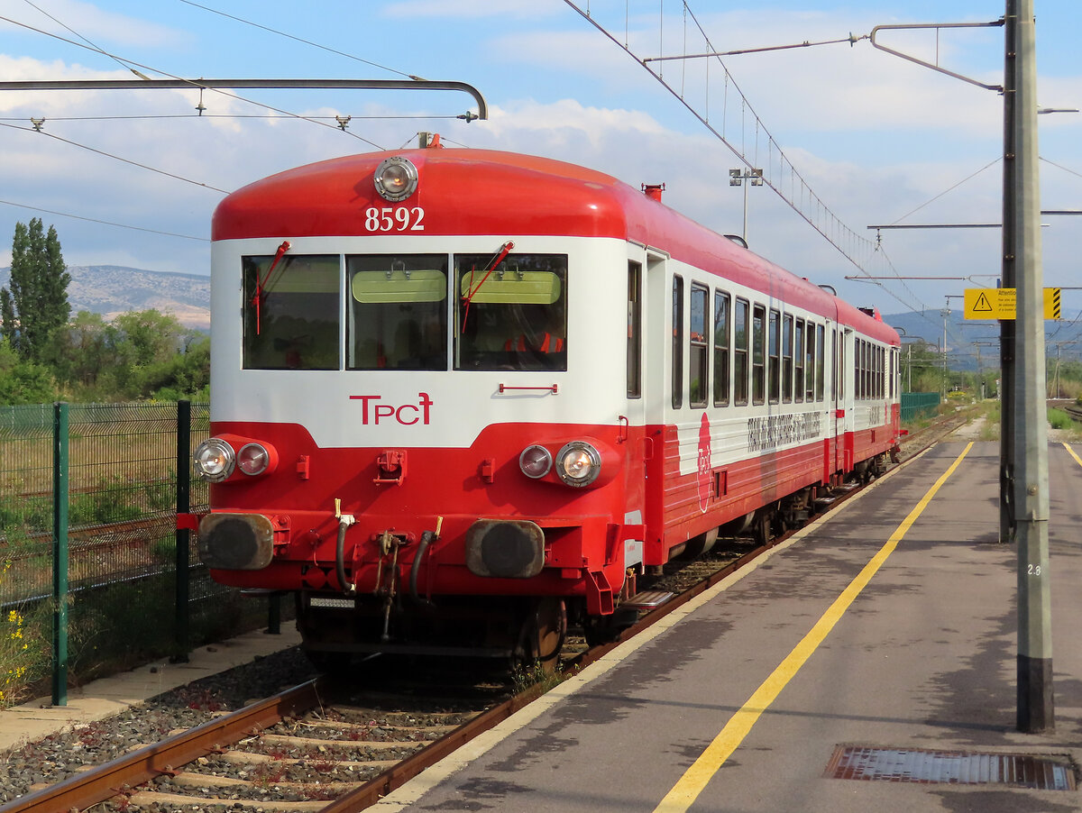 Dieser historische Triebwagen verkehrt als 'Le Train Rouge' (der rote Zug) von Rivesaltes nach Axat und zurück. Hier fährt der Oldtimer in den Bahnhof Rivesaltes ein, um die Fahrgäste aufzunehmen. Rivesaltes, 25.5.2023