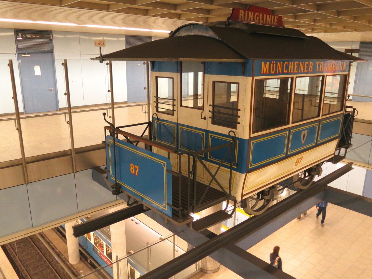 Dieser historische Wagen ist am Max Weber Platz aufgestellt. 2 Stockwerke tiefer fahren die U-Bahnen Linie 4 und 5.
Foto am 27.05.2015.