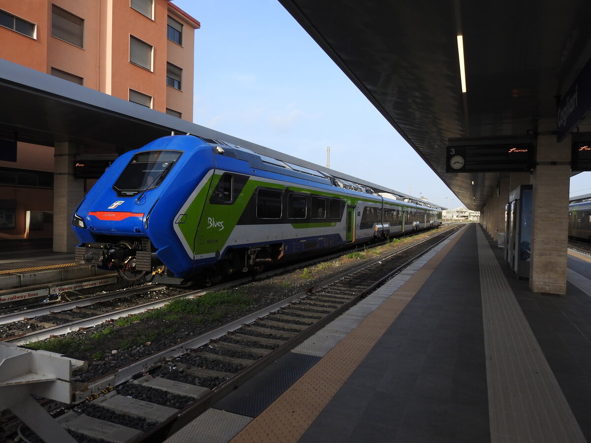dieser Hitachi Rail Blue HTR 412 stand am 30.10.2023 im Bahnhof von Caligari/Sardinien