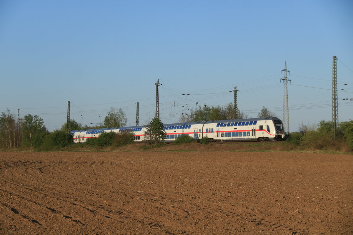 Dieser IC2 verlässt am 19.4.2020 die südliche Ausfahrt des Halterner Bahnhofs,und fährt langsam seinem Zielbahnof Köln entgegen.