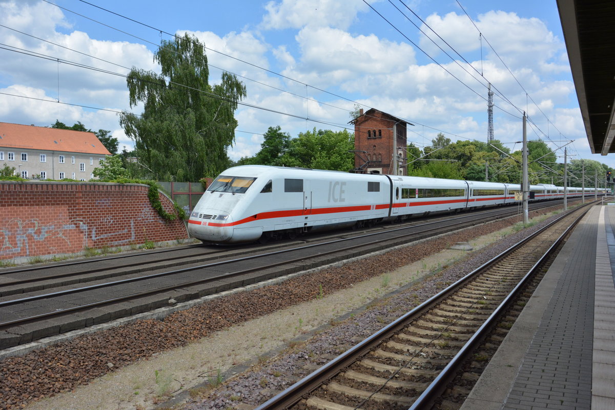 Dieser ICE 1 (BR 401) mit der Triebzugnummer 167 (Garmisch-Partenkirchen) ist am 26.06.2016 unterwegs nach München Hauptbahnhof (ICE 691).
