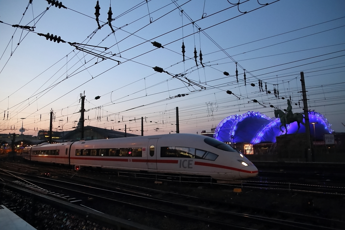 Dieser ICE 3 hat am Abend des 13.03.2014 soeben, mit mir leider unbekanntem Ziel, den Kölner Hauptbahnhof verlassen und wird gleich die Hohenzollernbrücke überqueren.