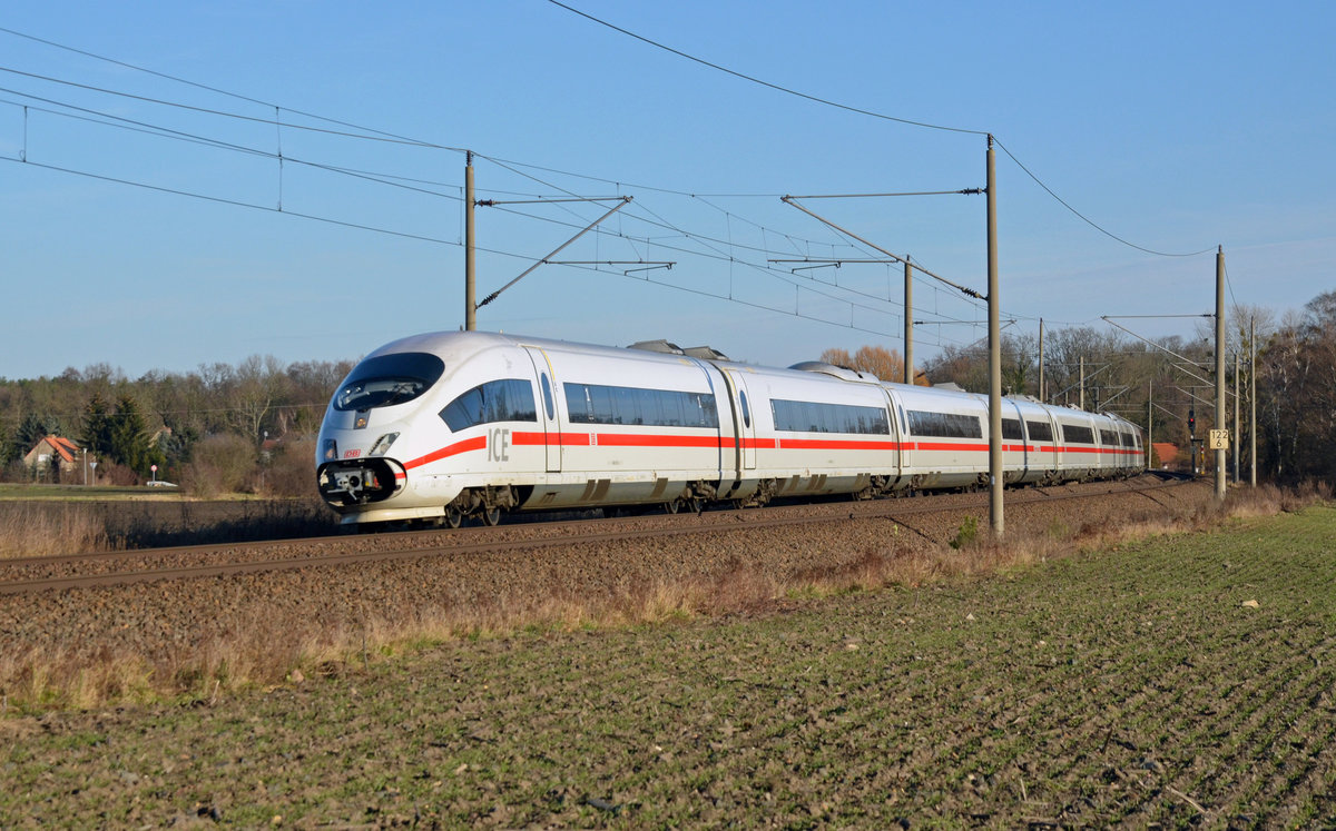 Dieser ICE der Reihe 403 war am 26.12.17 von Berlin aus auf dem Weg nach Frankfurt(M) als er als ICE 1632 durch Burgkemnitz fuhr.